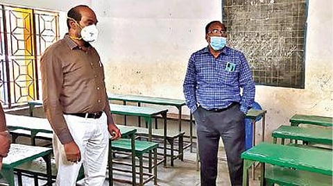 10 மற்றும் 12-ம் வகுப்புகள் இன்று முதல் திறக்கப்படவுள்ளன. இதனையொட்டி, திருப்பத்தூர் அரசு பூங்கா நிதியுதவி பள்ளியில் மாணவர்களுக்கு தேவையான வசதிகள் செய்யப்பட்டுள்ளனவா? என்பதை ஆட்சியர் சிவன் அருள் நேற்று ஆய்வு செய்தார். அருகில், மாவட்ட முதன்மை கல்வி அலுவலர் மார்ஸ். அடுத்த படம்: வேலூர் கொசப்பேட்டையில் உள்ள ஈ.வெ.ரா.நாகம்மை அரசு மாதிரி மகளிர் மேல்நிலைப்பள்ளியில் வகுப்பறையை வழிகாட்டி நெறிமுறைகளின்படி முன்னேற்பாடு பணிகளை செய்த ஆசிரியைகள். கடைசிப்படம்: திருவண்ணாமலை நகராட்சி பெண்கள் மேல்நிலை பள்ளி சுவர் மற்றும் கதவுகள் கிருமி நாசினி கொண்டு சுத்தம் செய்யப்பட்டது.