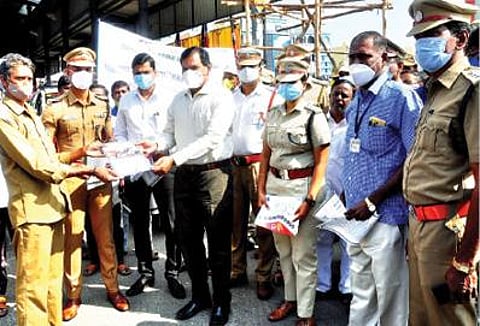 32-வது சாலை பாதுகாப்பு விழாவையொட்டி, ராணிப்பேட்டையில் சாலை பாதுகாப்பு விழிப்புணர்வு துண்டு பிரசுரங்களை விநியோகம் செய்த மாவட்ட ஆட்சியர் கிளாட்ஸ்டன் புஷ்பராஜ். அருகில், மாவட்ட காவல் கண்காணிப்பாளர் மயில்வாகனன் உள்ளிட்டோர். அடுத்த படம்: திருப்பத்தூர் ஆட்சியர் அலுவலகம் முன்பாக சாலை பாதுகாப்பு விழிப்புணர்வு பேரணியை தொடங்கி வைத்த ஆட்சியர் சிவன் அருள். அருகில், எஸ்பி. டாக்டர் விஜயகுமார் உள்ளிட்டோர். கடைசிப்படம்: வேலூர் பழைய பேருந்து நிலையத்தில் இருந்து சாலை பாதுகாப்பு விழிப்புணர்வு கண்காட்சி பேருந்தை கொடியசைத்து தொடங்கி வைத்த மாவட்ட காவல் கண்காணிப்பாளர் செல்வகுமார், மாவட்ட வருவாய் அலுவலர் பார்த்தீபன் உள்ளிட்டோர்.