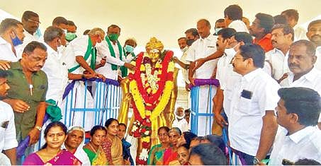 காலிங்கராயன் தினத்தையொட்டி அவரது மணிமண்டபத்தில் உள்ள காலிங்கராயன் சிலைக்கு அமைச்சர்கள் கே.ஏ.செங்கோட்டையன், கே.சி.கருப்பணன் உள்ளிட்டோர் மாலை அணிவித்து மரியாதை செலுத்தினர். அடுத்தபடம்: காலிங்கராயன் தினத்தையொட்டி அவரது நினைவிடத்தில் உள்ள காலிங்கராயன் சிலைக்கு திமுக மாவட்டச் செயலாளர் சு.முத்துசாமி உள்ளிட்டோர் மாலை அணிவித்து மரியாதை செலுத்தினர்.