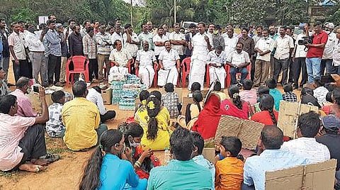 நெய்வேலியில் காத்திருப்பு போராட்டத்தில் ஈடுபட்டுள்ள அப்பரண்டிஸ் பயிற்சி முடித்தவர்களுக்கு ஆதரவு தெரிவித்து நெய்வேலி எம்எல்ஏ சபா ராஜேந்திரன் பேசினார். அருகில் கடலூர் மேற்கு மாவட்ட திமுக செயலாளர் கணேசன் எம்எல்ஏ.