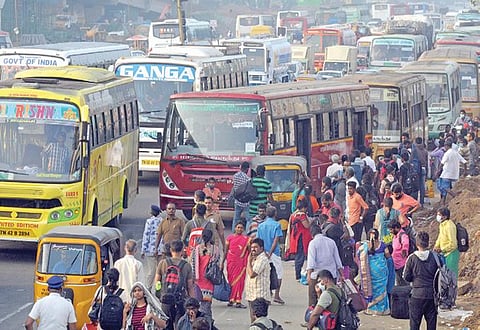பொங்கல் விடுமுறை முடிந்து சென்னை திரும்பியோரின் வாகனங்களால் பெருங்களத்தூர் பகுதியில் கடும் போக்குவரத்து நெரிசல் ஏற்பட்டது. இப்பகுதியில் கட்டப்பட்டு வரும் பாலம் பணிகளை விரைந்து முடித்தால் மட்டுமே நெரிசலை தவிர்க்க முடியும் என போலீஸார் தெரிவித்தனர். படம்: எம்.முத்துகணேஷ்