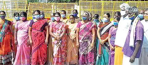 திருப்பூர் மாவட்ட ஆட்சியர் அலுவலகத்துக்கு நேற்று மனு அளிக்க வந்த பல்லடம் கவுண்டம்பாளையம் கிராம மக்கள்.