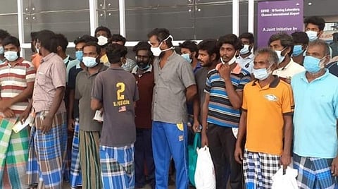 செவ்வாய்க்கிழமை காலை சென்னை விமான நிலையம் வந்தடைந்த தமிழக மீனவர்கள்