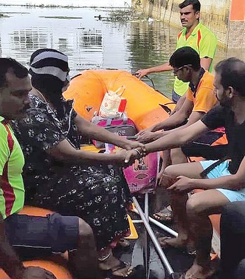 தூத்துக்குடியில் மழை வெள்ளத்தால் வீட்டை விட்டு வெளியே வரமுடியாமல் தவித்த புற்றுநோயாளியை தீயணைப்பு படையினர் ரப்பர் படகு மூலம் மீட்டு மருத்துவமனைக்கு அனுப்பி வைத்தனர்.