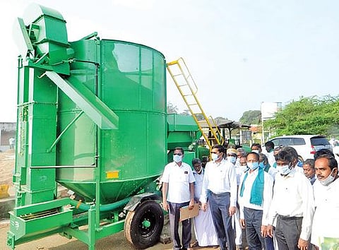 தஞ்சாவூர் அருகே பொன்னாப்பூர் கிழக்கு கிராமத்தில் நெல்லில் ஈரப்பதத்தை உலர்த்தும் நவீன இயந்திரத்தின் சோதனை ஓட்ட செயல்பாடுகளை நேற்று ஆய்வு செய்கிறார் ஆட்சியர் ம.கோவிந்தராவ்.