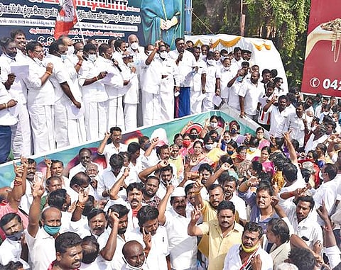 திமுக இளைஞர் அணி செயலாளர் உதயநிதி ஸ்டாலினை கண்டித்து, சேலம் ஆட்சியர் அலுவலகம் அருகே நேற்று மாநகர் மாவட்ட அதிமுக சார்பில் கண்டன ஆர்ப்பாட்டம் நடைபெற்றது. இதில், மாவட்ட தேர்தல் பணிக்குழு பொறுப்பாளர் பொன்னையன், எம்எல்ஏ-க்கள் வெங்கடாஜலம், சக்திவேல் உள்ளிட்ட அதிமுக நிர்வாகிகள் பங்கேற்றனர். படம்: எஸ்.குரு பிரசாத்