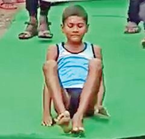 சிறுவன் சந்தோஷ்.