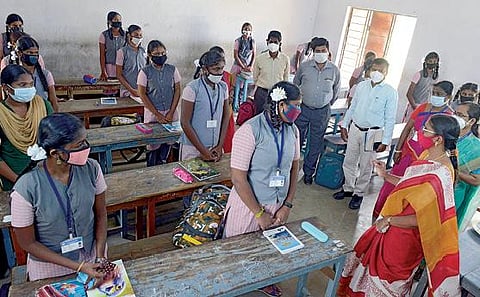 10, 12-ம் வகுப்பு மாணவர்களுக்கு தமிழகம் முழுவதும் பள்ளிகள் நேற்று திறக்கப்பட்டன. கூடுவாஞ்சேரி - நந்திவரம் அரசு பள்ளிக்கு நேற்று வந்த மாணவியர்கள் உடல் வெப்ப பரிசோதனை மற்றும் கிருமிநாசினி மூலம் கைகளை சுத்தம் செய்த பிறகு பள்ளிக்குள் அனுமதிக்கப்பட்டனர். (அடுத்த படம்) பள்ளிகள் திறக்கப்பட்ட முதல் நாளான நேற்று நந்திவரம் பெண்கள் மேல்நிலைப் பள்ளியில் தமிழ்நாடு பாடநூல் கழக நிர்வாக இயக்குநர் ஜெயந்தி ஆய்வு மேற்கொண்டார். பள்ளிக்கல்வித் துறை மேல்நிலைப் பள்ளிகளின் இணை இயக்குநர் குமார், மாவட்ட முதன்மை கல்வி அலுவலர் ஆஞ்சலோ இருதயசாமி உடன் இருந்தனர். படங்கள்: எம்.முத்துகணேஷ்