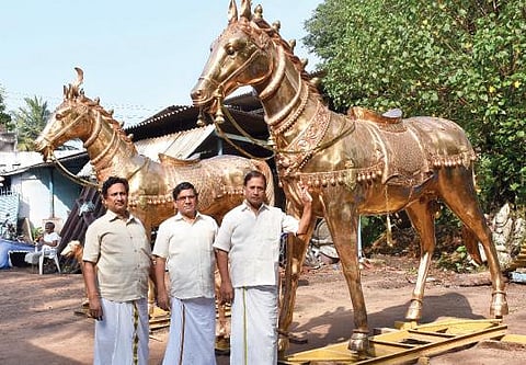 ஐம்பொன்னால் வடிவமைக்கப்பட்ட குதிரை சிலைகளுடன் தஞ்சாவூர் சுவாமிமலை சிற்பக்கூட ஸ்தபதிகள்.