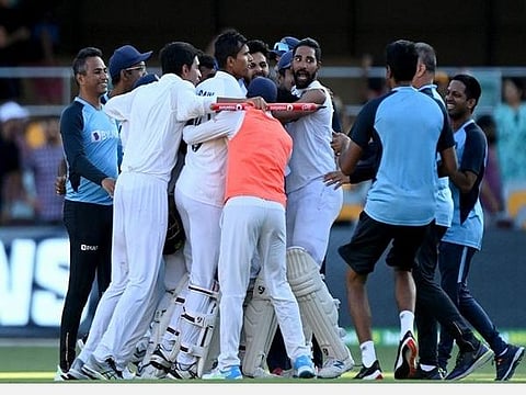 ஆஸி. அணியை வீழ்த்திய மகிழ்ச்சியில் இந்திய அணியினர்: படம் உதவி | ட்விட்டர்.