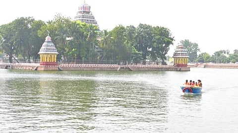 சித்திரைத் திருவிழா தெப்ப உற்சவத்திற்கு சிக்கல்: வேகமாகக் குறையும் மதுரை தெப்பக்குளம் தண்ணீர்- வைகை ஆற்றில் இருந்து தண்ணீர் நிரப்ப எதிர்பார்ப்பு