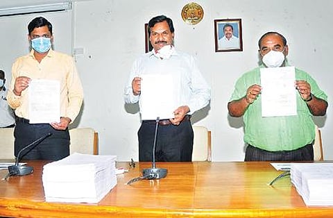 வேலூர் மாவட்ட ஆட்சியர் அலுவலகத்தில் அங்கீகரிக்கப்பட்ட அனைத்து அரசியல் கட்சி பிரமுகர்கள் முன்னிலையில் இறுதி வாக்காளர் பட்டியலை வெளியிட்ட ஆட்சியர் சண்முகசுந்தரம். அருகில், மாவட்ட வருவாய் அலுவலர் பார்த்தீபன் உள்ளிட்டோர். அடுத்த படம்: திருப்பத்தூர் மாவட்ட ஆட்சியர் அலுவலகத்தில் அனைத்து அரசியல் கட்சியினர் முன்னிலையில் வாக்காளர் பட்டியலை ஆட்சியர் சிவன் அருள் நேற்று வெளியிட்டார். கடைசிப்படம்: ராணிப்பேட்டை மாவட்ட ஆட்சியர் அலுவலகத்தில் வாக்காளர் பட்டியலை நேற்று வெளியிட்ட மாவட்ட ஆட்சியர் கிளாட்ஸ்டன் புஷ்பராஜ்.