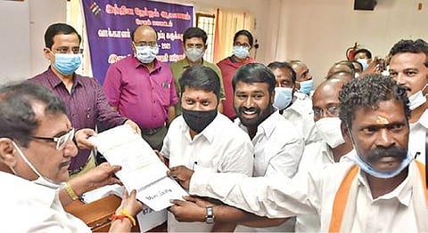 நாமக்கல் மாவட்ட ஆட்சியர் அலுவலகத்தில் நேற்று இறுதி வாக்காளர் பட்டியலை ஆட்சியர் கா.மெகராஜ் வெளியிட்டார். அருகில் மாவட்ட வருவாய் அலுவலர் துர்கா மூர்த்தி.