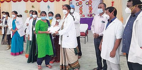 விழுப்புரம் அரசு மருத்துவக் கல்லூரியில் முதலாம் ஆண்டு மாணவர்களுக்கு சீருடையை கல்லுாரி முதல்வர் குந்தவிதேவி வழங்கினார்.