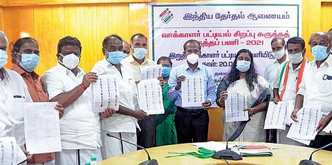 விழுப்புரம் மாவட்டத்தில் அரசியல் கட்சி பிரமுகர்கள் முன்னிலையில் ஆட்சியர் அண்ணாதுரை இறுதி வாக்காளர் பட்டியலை வெளியிடுகிறார். அருகில் கூடுதல் ஆட்சியர் ஸ்ரேயா பி சிங் உள்ளார்.