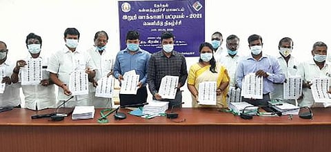 கள்ளக்குறிச்சி மாவட்டத்தில் இறுதி வாக்காளர் பட்டியலை ஆட்சியர் கிரண்குராலா வெளியிட்டார். அருகில் சார்- ஆட்சியர் காந்த், மாவட்ட வருவாய் அலுவலர் சங்கீதா உள்ளிட்டோர் உள்ளனர்.