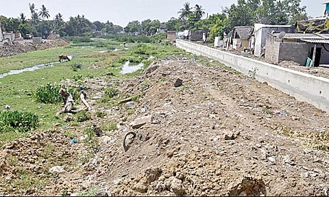 காஞ்சிபுரம் வேகவதி ஆற்றில் அமைக்கப்படும் தடுப்புச் சுவர் (கோப்பு படம்).