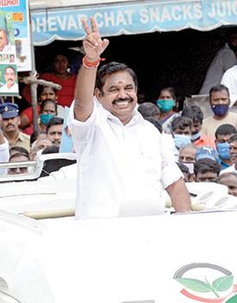 பெரும்புதூரில் முதல்வர் பழனிசாமி நேற்று தேர்தல் பிரச்சாரத்தில் ஈடுபட்டார். அப்போது மக்களை பார்த்து இரட்டை இலை சின்னத்தை காண்பித்து வாக்கு சேகரித்தார்.படங்கள்: எம்.முத்துகணேஷ்