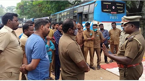 காரைக்காலில் புதுச்சேரி சாலைப் போக்குவரத்துக் கழக பணிமனையில் முற்றுகைப் போராட்டத்தில் ஈடுபட்ட ஒப்பந்த ஊழியர்களிடம் பேச்சுவார்த்தை நடத்திய போலீஸார்