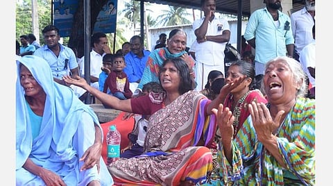 படங்கள்; எல். பாலச்சந்தர்
தங்கச்சிமடத்தில் நடைபெற்ற மீனவர்கள் ஆர்ப்பாட்டம்
ஆர்பாட்டதில் கதறி அழும் உயிரிழந்த மீனவரின் குடும்பத்தினர்