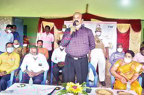 வேலூர் மாவட்டம் பீஞ்சமந்தை மலை கிராமத்தில், மதிப்பு கூட்டப்பட்ட பொருள் தயாரிப்பு மற்றும் மாவட்ட அளவிலான பயிற்சியை தொடங்கி வைத்து பேசும் மாவட்ட ஆட்சியர் சண்முகசுந்தரம். படம்:வி.எம்.மணிநாதன்.