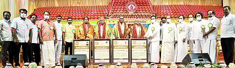 திருவண்ணாமலையில் நடைபெற்ற அருணை தமிழ் சங்கத்தின் தமிழர் திருநாள் விழாவில் சாதனையாளர்களுக்கு விருது மற்றும் பொற்கிழிகளை வழங்கிய முன்னாள் மத்திய அமைச்சர் ஆ.ராசா. அருகில், முன்னாள் அமைச்சர் எ.வ.வேலு உள்ளிட்டோர்.