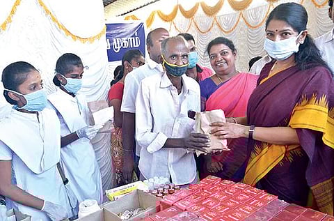 தூத்துக்குடி லெவிஞ்சிபுரம் பகுதியில் நடைபெற்ற மருத்துவ முகாமை தொடங்கி வைத்து, மக்களுக்கு மருந்துகளை கனிமொழி எம்பி வழங்கினார். உடன் பெ.கீதாஜீவன் எம்எல்ஏ. படம்: என்.ராஜேஷ்