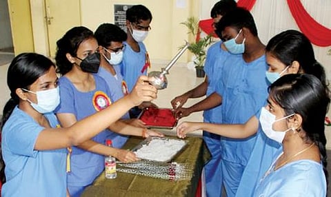 திருநெல்வேலி அரசு மருத்துவக் கல்லூரியில் புதிதாக சேர்ந்த மாணவ, மாணவிகளுக்கு பன்னீர் தெளித்து, ரோஜா பூ கொடுத்து வரவேற்கும் மூத்த மாணவிகள். படம்:மு.லெட்சுமிஅருண்