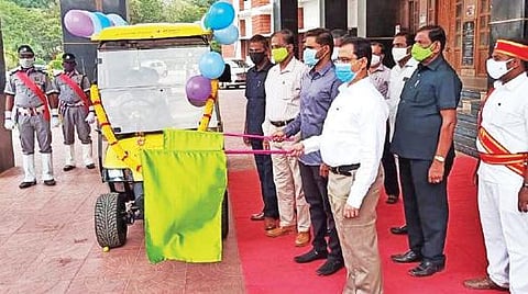 சேலம் ஆட்சியர் அலுவலகத்துக்கு வரும் மாற்றுத்திறனாளிகள் மற்றும் முதியவர்களை அழைத்து செல்ல வசதியாக ரூ.5 லட்சம் மதிப்புள்ள பேட்டரி வாகனம் தி சென்னை சில்க்ஸ் குரூப் ஆஃப் கம்பெனி சார்பில் வழங்கப்பட்டுள்ளது. அந்த வாகனத்தை ஆட்சியர் ராமன் மக்கள் பயன்பாட்டுக்கு தொடங்கிவைத்தார்.