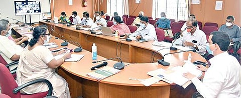 சேலம் ஆட்சியர் அலுவலகத்தில் காணொலி மூலம் நடந்த விவசாயிகள் குறைதீர் கூட்டத்தில், ஆட்சியர் ராமன் பேசினார்.