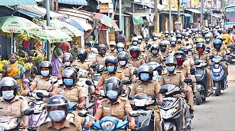 தேசிய சாலை பாதுகாப்பு விழிப்புணர்வு மாத விழாவையொட்டி, சேலத்தில் மாநகர காவல்துறை சார்பில் தலைக்கவசம் அணிவது தொடர்பான விழிப்புணர்வு பேரணி நடைபெற்றது. சின்னக்கடை வீதி சாலையில் தலைக்கவசம் அணிந்து இருசக்கர வாகனத்தில் அணி வகுத்துச் சென்ற மகளிர் போலீஸார். படம்:எஸ்.குரு பிரசாத்