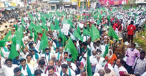 புதிய வேளாண் சட்டங்களை முழுமையாக ரத்து செய்யக் கோரி தஞ்சாவூரில் நேற்று நடைபெற்ற பச்சைக்கொடி பேரணியில் பங்கேற்றோர்.