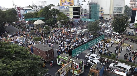 இந்திரா காந்தி சதுக்கத்தில் திடீர் சாலை மறியலில் பாஜகவினர் ஈடுபட்டதால் ஏற்பட்ட போக்குவரத்து நெரிசல். | படங்கள்: எம். சாம்ராஜ்.