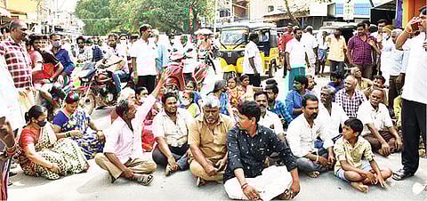 தி.மலை-வேட்டவலம் பேருந்து நிறுத்தம் அருகே எலைட் மதுபானக் கடை திறப்பதை கண்டித்து சாலை மறியலில் ஈடுபட்ட பொதுமக்கள்.