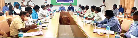 திருப்பத்தூர் ஆட்சியர் அலுவலக கூட்டரங்கில் பிற்படுத்தப்பட்டோர் மற்றும் சிறுபான்மையினர் துறை இயக்குநர் சுரேஷ்குமார் தலைமையில் ஆய்வுக்கூட்டம் நடைபெற்றது. அருகில், மாவட்ட ஆட்சியர் சிவன்அருள் உள்ளிட்டோர்.