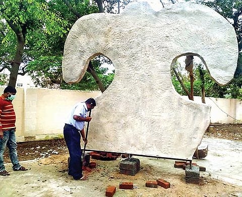 திருவண்ணாமலை அரசு அருங்காட்சியக நுழைவு வாயிலில் அமைக்கப்படும் பெருங்கற்கால தாய் தெய்வத்தின் பெரிய அளவிலான மாதிரி சிலை.