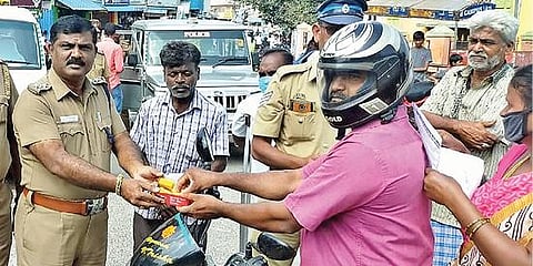 ஆரணியில் தலைக்கவசம் அணிந்து இரு சக்கர வாகனம் ஓட்டி வந்தவருக்கு இனிப்பு வழங்கிய டிஎஸ்பி கோட்டீஸ்வரன்.