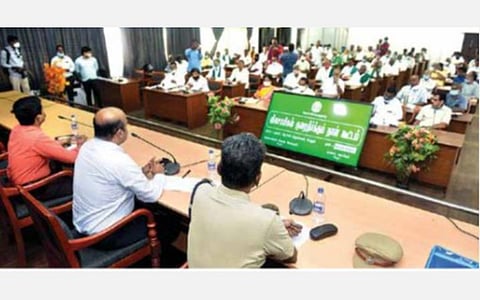 வேலூர் மாவட்ட ஆட்சியர் அலுவலகத்தில் விவசாயிகள் குறைதீர்வு கூட்டம் ஆட்சியர் சண்முகசுந்தரம் தலைமையில் நடந்தது. அருகில், மாவட்ட வருவாய் அலுவலர் பார்த்தீபன், மாவட்ட காவல் கண்காணிப்பாளர் செல்வகுமார் உள்ளிட்டோர். படம்:வி.எம்.மணிநாதன்.