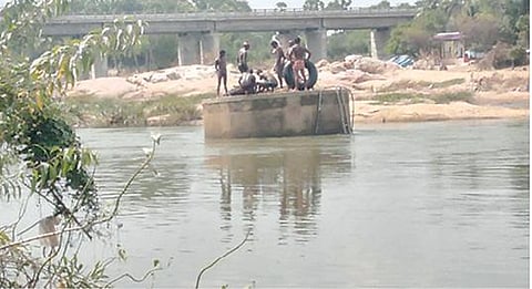 பாளையங்கோட்டை மண்டலத்துக்குட்பட்ட தீப்பாச்சி அம்மன் கோயில் அருகில் உள்ள நீர் உறிஞ்சும் கிணறு வெள்ளத்தில் மூழ்கியதால் சேதமடைந்த மின் மோட்டாரை மாற்றும் பணி மாநகராட்சி சார்பில் நடைபெற்றது.