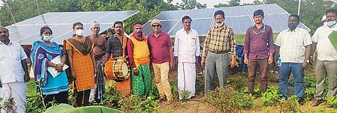 கடலூர் அருகே ஒதியடிகுப்பம் கிராமத்தில் வேளாண்துறை சார்பில் கலைக்குழு மூலம் விவசாயிகளுக்கு சூரிய சக்தி பம்பு செட்டுகள் அமைக்கும் திட்டம் பற்றி விளக்கி கூறப்பட்டது.