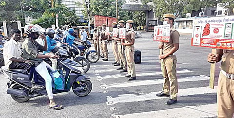 தீயணைப்பு துறை சார்பில் புதிய செயலி ஒன்று அறிமுகப்படுத்தப்பட்டுள்ளது. அதில் தீ விபத்து குறித்த அனைத்து தகவல்களையும் அறிந்து கொள்ளலாம். இந்த செயலி தொடர்பாக தாம்பரம் மெப்ஸ் சிக்னல் அருகே தாம்பரம் தீயணைப்பு துறையினர் பொதுமக்களிடம் நேற்று விழிப்புணர்வு பிரச்சாரம் செய்தனர். படம்: எம்.முத்துகணேஷ்