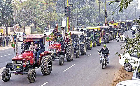 விவசாயிகள் தங்கள் கோரிக்கைகளை வலியுறுத்தி டெல்லியில் குடியரசு தினத்தன்று திட்டமிட்டவாறு டிராக்டர் பேரணி நடத்துவதற்கான ஏற்பாடுகளில் இறங்கிள்ளனர். இதன் ஒரு பகுதியாக பஞ்சாப் மாநிலம் பாட்டியாலாவில் விவசாயிகள் நேற்று டிராக்டர் அணிவகுப்பு நடத்தினர். படம்: பிடிஐ
