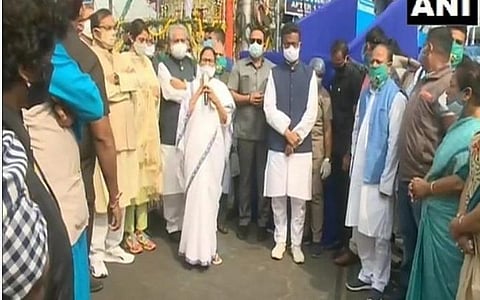 ஊர்வலத்தைத் தொடங்கிவைத்து மம்தா பேசிய காட்சி | படம்: ஏஎன்ஐ.