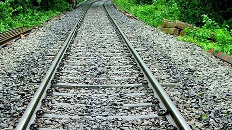 பாகிஸ்தானில் தண்டவாளத்தில் டிக்டாக் செய்த இளைஞர் ரயில் மோதி பலி