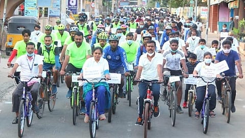 நாகர்கோவிலில் சைக்கிள் ஓட்டிச் சென்று வாக்காளர் தின விழிப்புணர்வு ஏற்படுத்திய மாவட்ட ஆட்சியர், மாநகராட்சி ஆணையர்