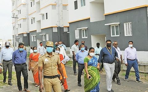 காஞ்சிபுரம் வேகவதி ஆற்றின் கரையோரம் இருக்கும் மக்களுக்காக கட்டப்பட்டுள்ள குடியிருப்புகளை தேசிய பேரிடர் மேலாண்மை மைய மத்தியக் குழுவினர் ஆய்வு செய்தனர். உடன் காஞ்சி மாவட்ட ஆட்சியர் மகேஸ்வரி.