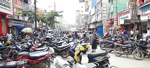 முறையான பார்க்கிங் வசதியில்லாததால் மதுரை நேதாஜி ரோட்டில் ஆங்காங்கே நிறுத்தப்பட்டுள்ள இரு சக்கர வாகனங்கள். படம்: எஸ்.கிருஷ்ணமூர்த்தி