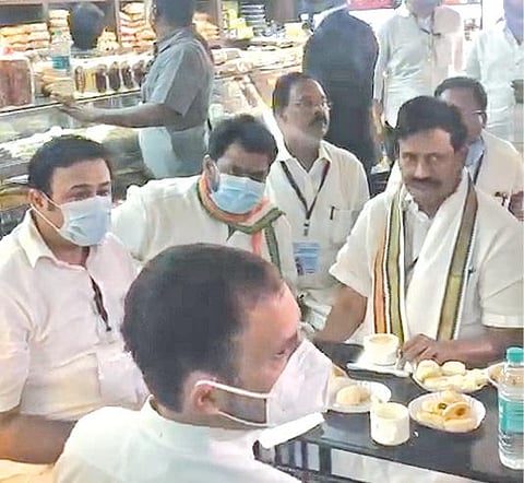 அவிநாசிலிங்கம்பாளையத்தில் உள்ள பேக்கரியில் தமிழக காங்கிரஸ் தலைவர் கே.எஸ்.அழகிரி உள்ளிட்ட நிர்வாகிகளுடன் தேநீர் அருந்திய ராகுல் காந்தி.