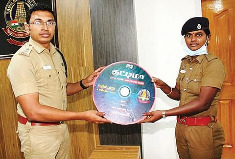 பாட்டுக்குள்ளே கருத்து