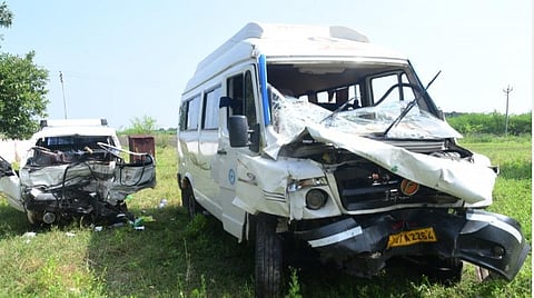 சத்திரக்குடியில் 2 வேன்கள் மோதல்: கீழக்கரையைச் சேர்ந்த 3 பேர் மரணம்